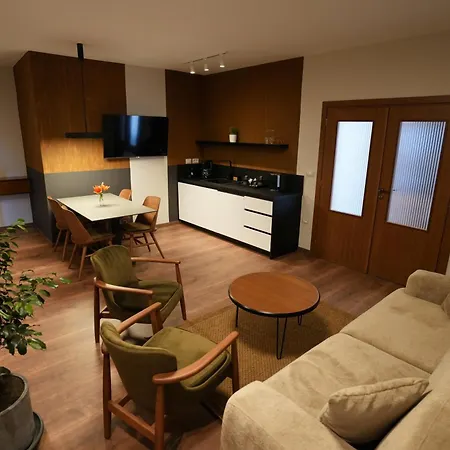 Castlefront Apartament *