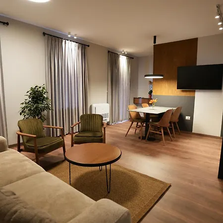 Castlefront Apartament *